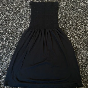 Bandeauklänning - Säljer min svarta bandeauklänning som är ribbad på överdelen. Endast använd ett fåtal gånger.  Skick: som nyskick  Storlek: XS (dock väldigt stretchig och skulle iaf passa en S också, möjligt en M) Nypris: ca 200kr