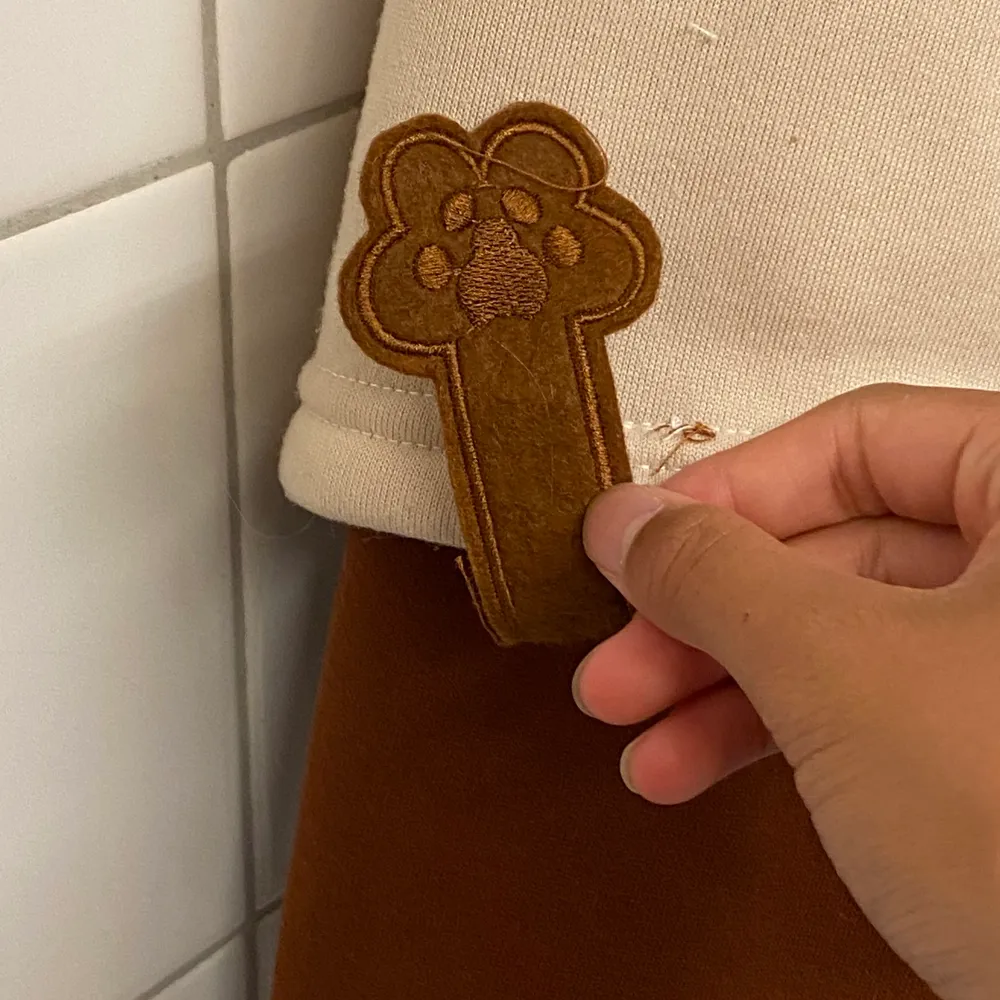Säljer denna super söta björn hoodie från ”The kawaii shoppu” den är super mysig, varm och den har en björn magväska! 🐻 säljer denna pga att den inte används längre. Tyvärr har ena tassen som ska sitta på armen trillat av men det är lätt fixat! . Tröjor & Koftor.