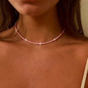 smycken - Några av veckans fina beställningar. Många egendesignade av köparna blir alltid så fint och speciellt. Halsband några blommor - 79kr, bara pärlor - 69kr, armbandet 69kr💗💗💗 Frakt 13kr