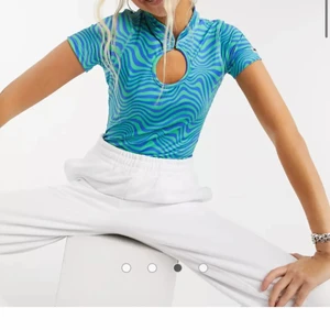 Vågig topp i blått/grönt - Topp i strl L. Använd 1 gång