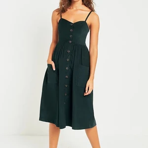 Svart Midi klänning - Svart corduroy klänning med knappar 