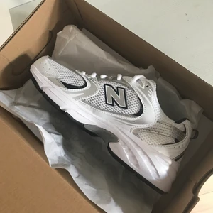 New Balance - Jag säljer dessa slutsålda New Balance 530 pga. för stora för mig. Aldrig använda!