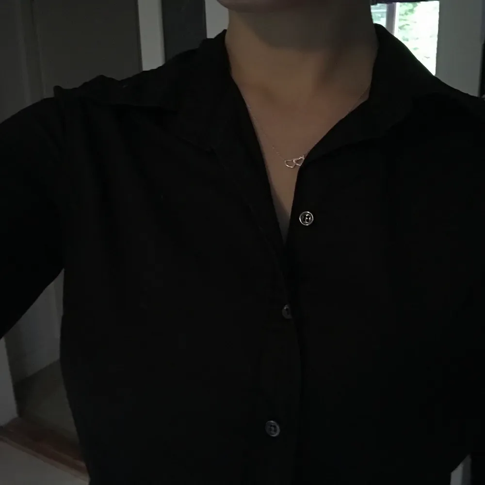 Från Lindex, ej välanvänd  Perfekt över en snygg topp, eller varför inte som serveringsskjorta? Det är vad precis jag använt den till.  Jag bär vanligtvis strl m, & denna är för liten. Får på mig, men tight. . Skjortor.