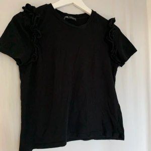 Topp - Populär topp från zara  Fint skick, knappt använd pga lite liten  St M men skulle mer säga xxs/xs  (Kan mötas och frakta)