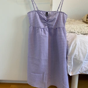 Lila rutig sommarklänning från H&M - Superfin sommarklänning som jag enbart använt vid enstaka tillfällen då den är för liten på mig. Buda gärna!