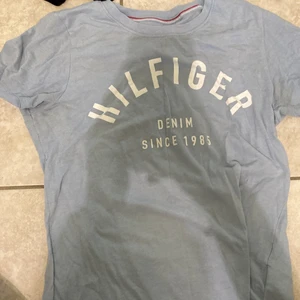 Tommy Hilfiger  - T-shirt från Tommy Hilfiger, storlek XS, använd några gånger så den är i gott skick 