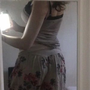 Vita blommor mjukis  - gratis frakt/ Free shipping  White flower pants  DM för bättre bild/DM for better picture 