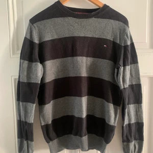 Tommy Hilfiger Randig Tröja - En långarmad randig tröja från Tommy Hilfiger! Superskön och mysig❤️