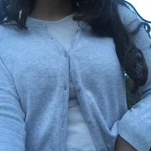 Populär H&M stickad kofta - Säljer min favorit kofta som jag är ganska säker är slutsåld på hemsidan, den är perfekt nu till sommar då den är väldigt tunn och är perfekt till en lite sval sommarkväll och passar med precis ALLT. Om du har några frågor tveka inte de är bara att fråga💕