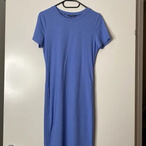 Blå klänning  - Klänning från SHEIN  Går att justera långden med hjälp av snörena på sidorna