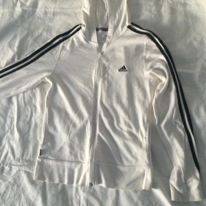 Adidas - Vit adidas kofta i storlek M