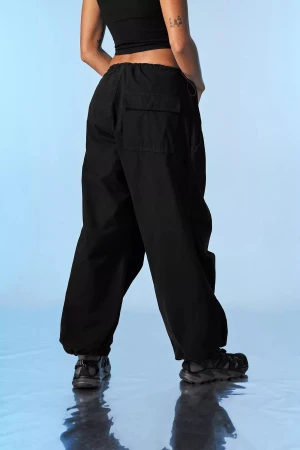 Black baggy tech pants - Säljer mina parachute pants från iets frans. Storlek XXS L32. Slutsålda på Urban Outfitters. Köpte för ca 550kr, helt oanvända och prislappen finns kvar!  Dom är justerbara och oversized, passar även storlek S 🥰