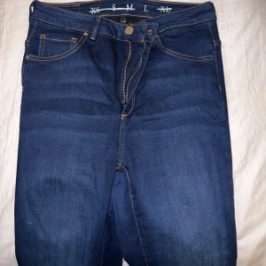Jeans  - Mörkblåa jeans 