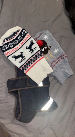 Vovvekläder - Efter att min pälskling farit till himlen har jag nu bestämt mig för att sälja lite av hans saker. Han var en japansk spets så storlekarna är för mindre hundar. Skriv för mer bilder!💕  (Allt tvättas innan det blir sålt)