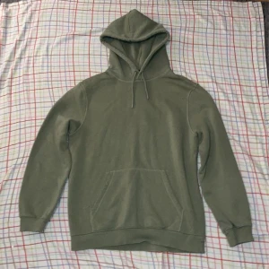 Grön hoodie strl S - Köpt för 300kr, inte jätte använd. Säljer för att den inte kommer till användning längre.