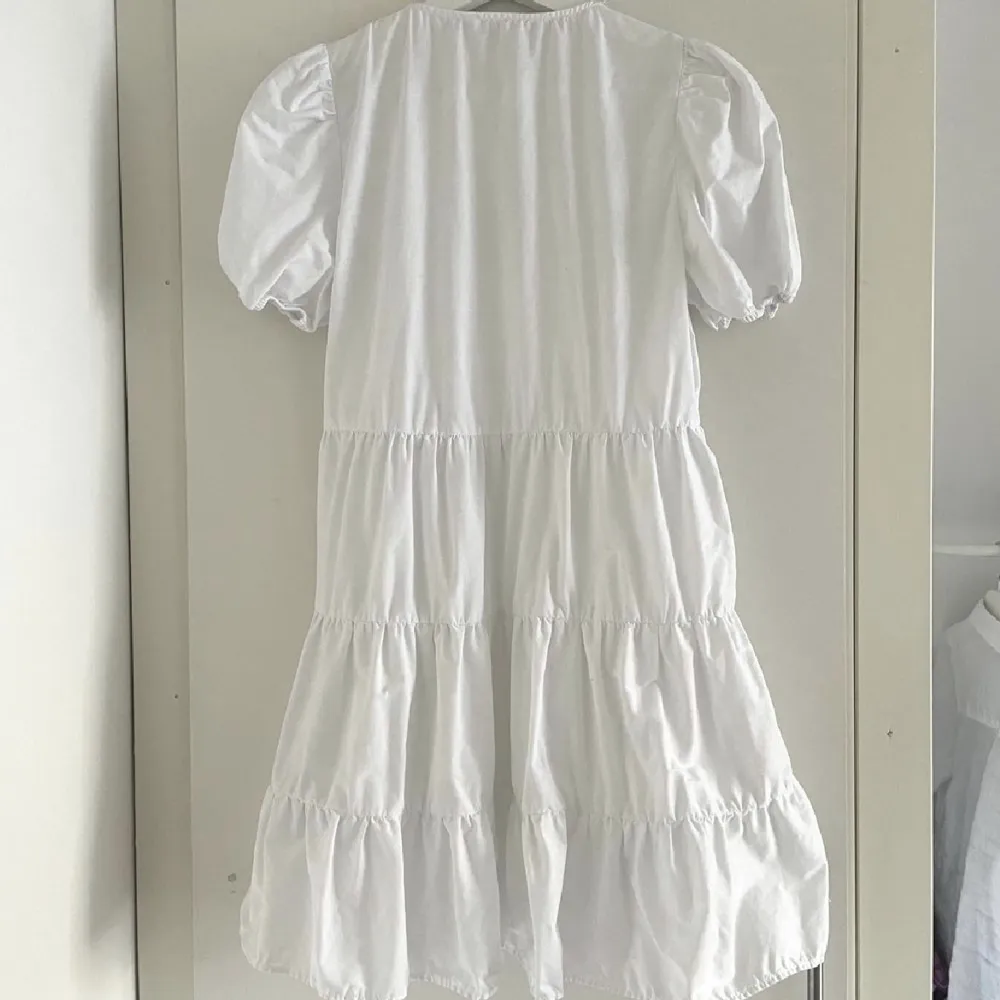 Säljer den här fina vita klänningen med puffärm från zara då den tyvärr är för kort för mig. Storlek Xs och använd endast en gång. (Frakt spårbart 66kr). Klänningar.