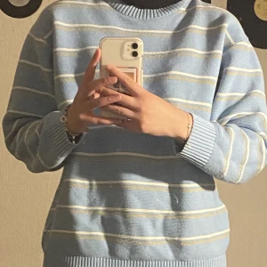 Vintage stickad Lacoste tröja  - Säljer den här vintage tröjan då den ej kommit till mycket användning. Står XXL men passar som M