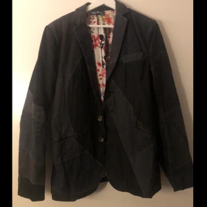 färgglad ”patchwork” kavaj från Desigual - Kavaj i patchwork med gråa/svart/rutiga mönster. Inuti är det en färgbomb med massa olika mönster i massor av färger! Knappt använd :)