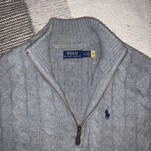 Kabelstickad  - Säljer min helt nya Ralph lauren kabelstickade halvzip. Den är för stor för mig så det är därför jag säljer den!