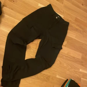 Cargo byxor från bikbok - Använda 1-2 gånger  Storlek 34 men passar en 36:a också då dom är stretchiga