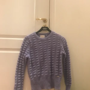 Stickad tröja - En super vacker blå stickad tröja som är i bra kvalitet. Den är ifrån Lindex från kollektionen Holly whyle. Ny pris: 399 men säljer för 100kr+30kr frakt. ❤️ kontakta vid köp eller frågor 😻