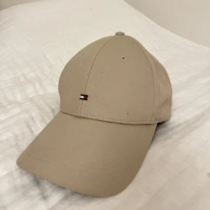 Tommy hilfiger - En keps från Tommy hilfiger. Helt onanvänd☺️köpt för 400kr säljer för 100kr💗går att ändra storleken bak. 