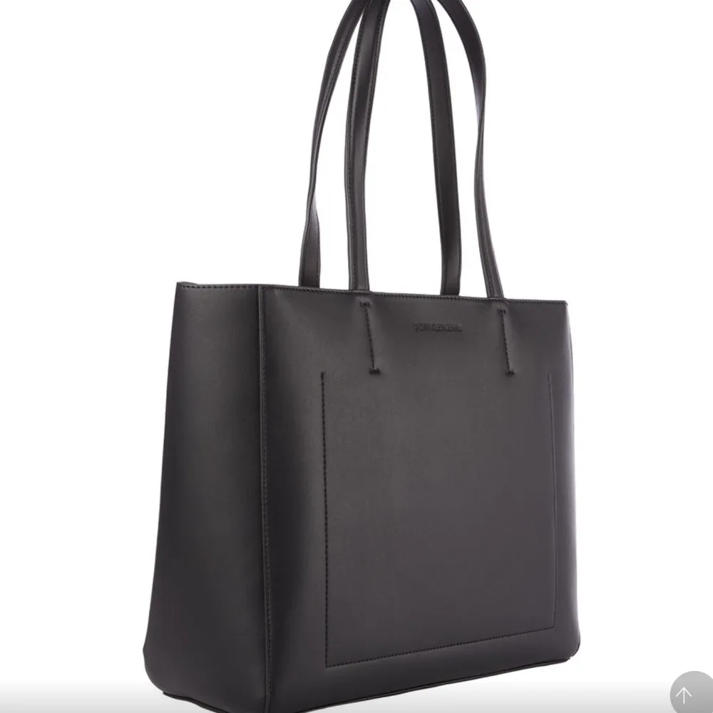 Stor Calvin Klein väska, skitsnygg men säljs för jag tröttnat på den, nypris 1300kr❤️. Väskor.