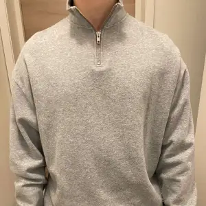 Jättefin grå sweatshirt i storlek medium ifrån asos, den är lite nopprig men går enkelt bort, annars är den i bra skick