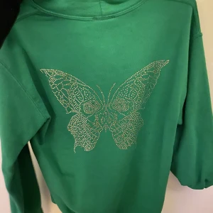 Lecacci  - Säljer nu denna snygga hoodie, den saknar nån enstaka pärla på fjärilen men inget man tänker på, ny hoodie kostar 900kr 