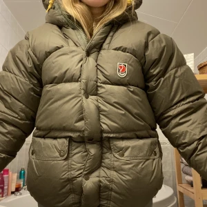 Fjällräven expedition  - Funderar på att sälja min fjällräven expedition vid bra bud. Skriv i DM. Fint skick, några små fläckar på ena axeln. Superkvalitet! Bud från 3000:-