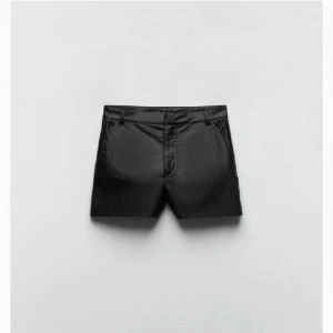 Zara skinn shorts - Säljer dessa populära skinnshorts då de inte har kommit till någon användning. Har du någon fråga är det bara att höra av sig🫶🫶🫶TRYCK RJ PÅ KÖP NU!