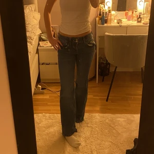 Skit snygga jeans med knappar på bakfickorna - Jag säljer dessa jätte snygga ljusblåa jeansen från Hm. Jeansen har jätte snygga knappar på bakfickorna. Jeansen är i storlek 34💕