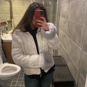 Vit vinterjacka med fluff  - En skit snygg vit jacka med fluff på armarna. Jackan är i gott skick! Skriv pm för fler bilder eller frågor ☺️❤️