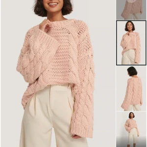 Stickad tröja NA-KD - Säljer en rosa/beige stickad tröja! JÄTTE skön och fin men kommer inte till användning. Nyskick då jag endast använt den någon enstaka gång💞Storlek XXS/XS men stor i storleken så passar allt ifrån XXS-M beroende på hur man vill att den ska sitta💞Ny 600:-💞