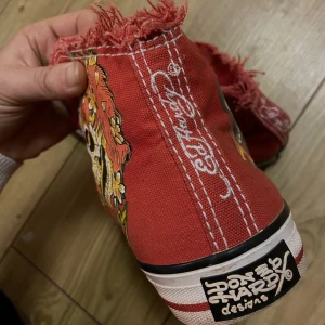 ed hardy skor - storlek 39 och bra skick! resårband och knappar på insidan. skriv privat för fler bilder❣️❣️