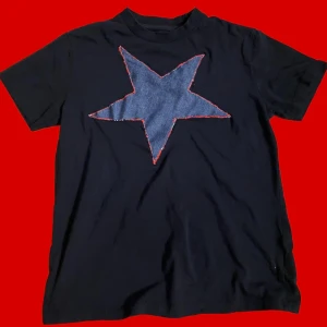 t-shirt - Sjukt snygg T-shirt!! Pris kan såklart diskuteras<33 hör av er vid ev frågor mm TRYCK EJ PÅ KÖP NU‼️