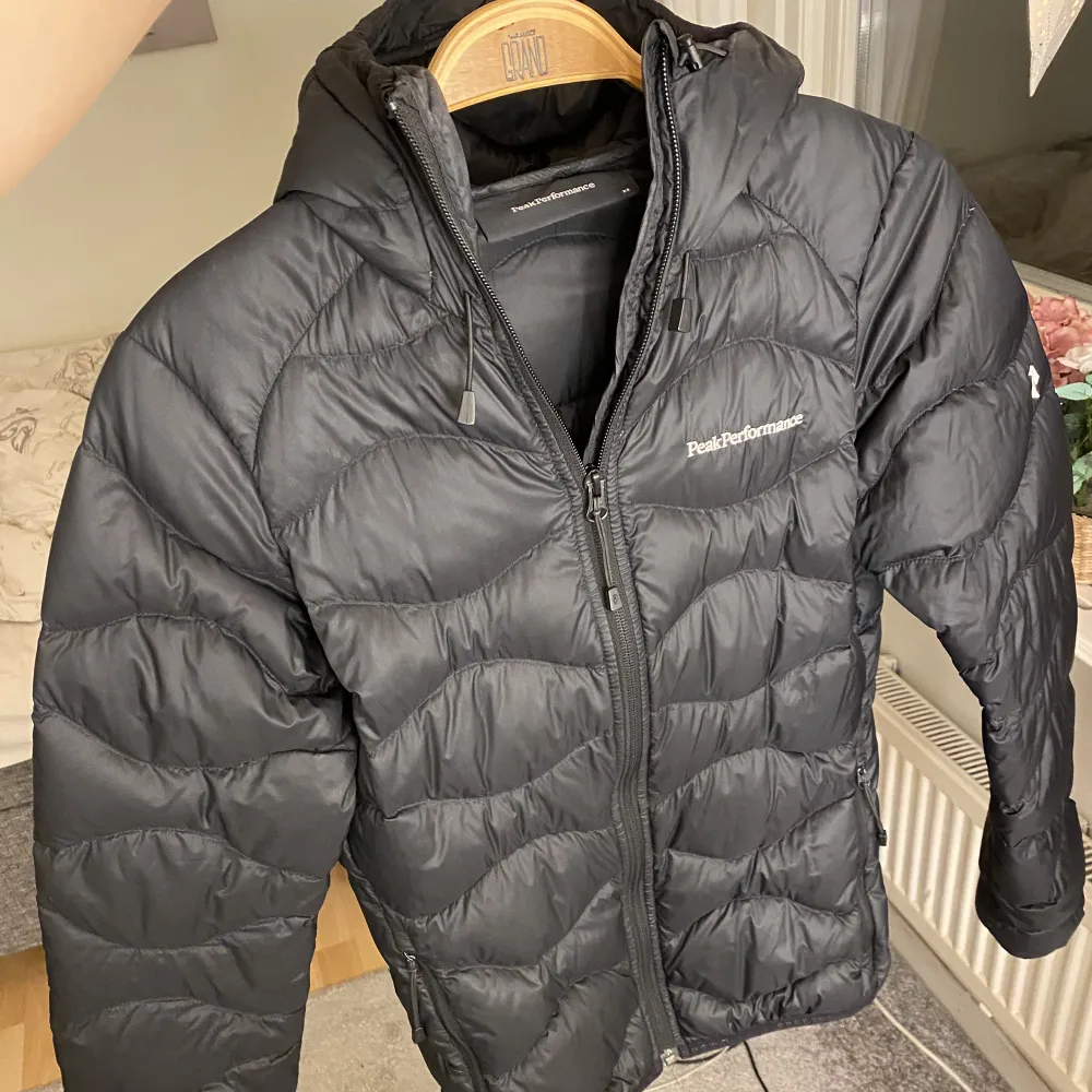 Så fin peakperformance jacka, inte använd så mycket 💖så varm och stilren nu i vinter/vår. Köpare står för frakt . Jackor.