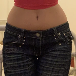 Jeans - !SKRIV TILL MIG INNAN DU TRYCKER PÅ KÖP NU DET ÄR EN PERSON SOM E INTRESSERAD Lågmidjade jeans jag köpte på plick. Kontakta mig om du undrar något. Gör budgivning om det är många som e intresserade💕💕