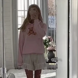 Söt hoodie  - Supersöt hoodie som jag älskar så mycket. Köptes på plick (lånade bilder). Tyvärr kommer den knappt till användning. Pris kan diskuteras! 