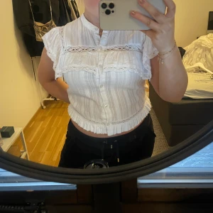 Tröja Zara - Superfin topp/tröja från zara i vit med spets och volanger. Använd fåtal gånger, strl M men liten i storlek så mer en XS/S. Köpare står för frakt! 