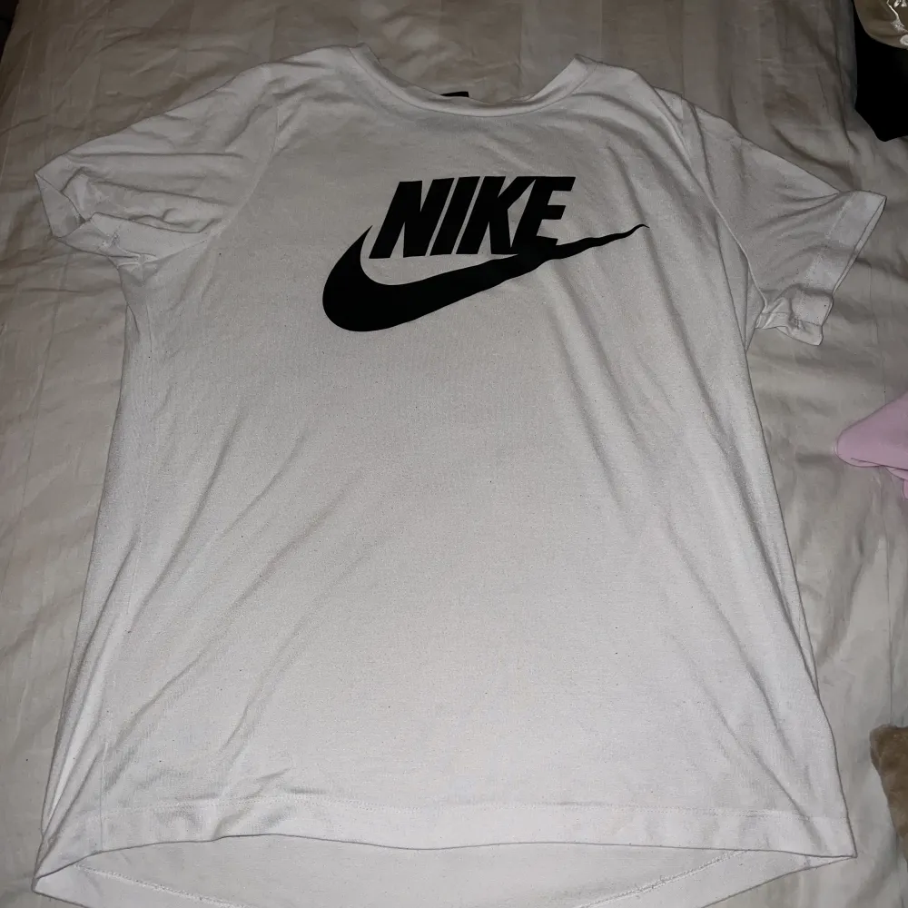 Vit Nike T-shirt . T-shirts.
