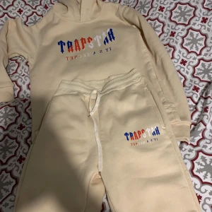 Trapstar tracksuit - Helt oanvänt, beige tracksuit Säljes pga för liten