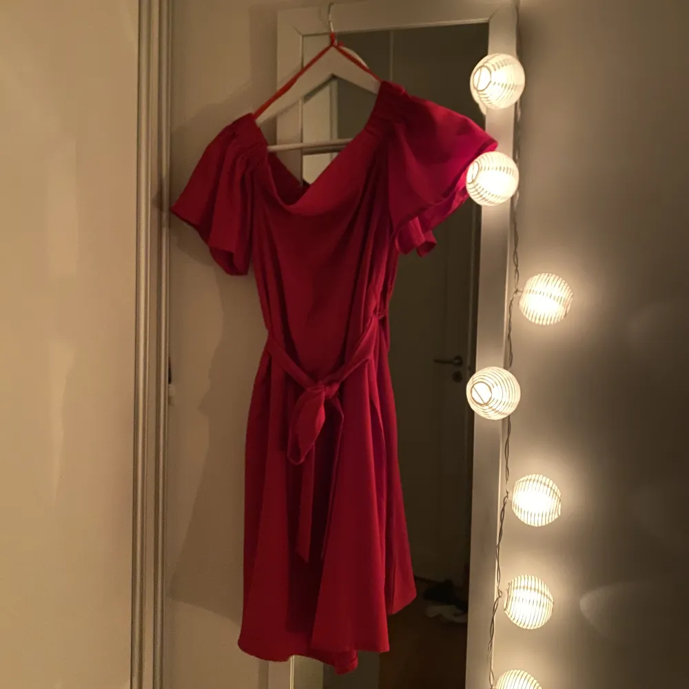 Säljer min röda klänning som passar perfekt till jul❤️ följer med ett avtagbart skärp som går att knyta i midjan. Klänningen är använd vid ett tillfälle så är som ny. . Klänningar.