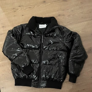 Calvin klein jeans jacka - Säljer denna jacka från Calvin klein jeans i storlek S, då den inte kommer till någon användning. Den är använd nån enstaka gång så i nyskick. Säljer för 900kr +frakt🌟