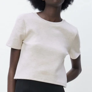 tröja från ZARA - jätte fin kvalitet, som ny !! kommer tyvärr inte till användning 🤍