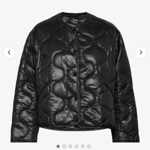 Mango jacka🫶🏼 - Köpte denna men de va lite förstor på mig så hade tänkt å sälja den. Köpte den för 370kr i strl M❤️ för mer bilder kom privat❤️