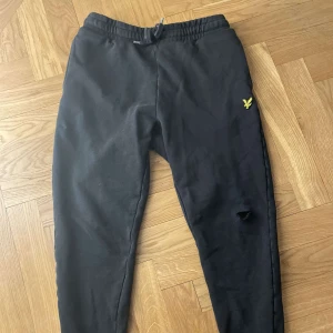 Snygga mjukisbrallor - Fina mjukisbrallor men har ett litet hål vid ena knät som syns på bild - där med priset! 