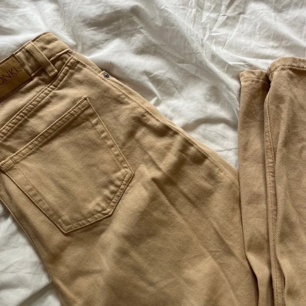 Monki jeans i modellen Rowe. Använda en gång. Säljer pågrund av att jag aldrig hittar tillfälle att använda dem på tyvärr. Hoppas någon annan kan ha böttre användning av byxorna då de är superfina! Hör av er vid frågor eller fu deringar!🤎. Jeans & Byxor.