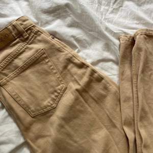 Monki jeans i modellen Rowe. Använda en gång. Säljer pågrund av att jag aldrig hittar tillfälle att använda dem på tyvärr. Hoppas någon annan kan ha böttre användning av byxorna då de är superfina! Hör av er vid frågor eller fu deringar!🤎