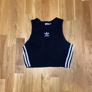 Adidas topp - Adidas topp. Fint skick. Tränings topp men fungerar även som vanlig topp!